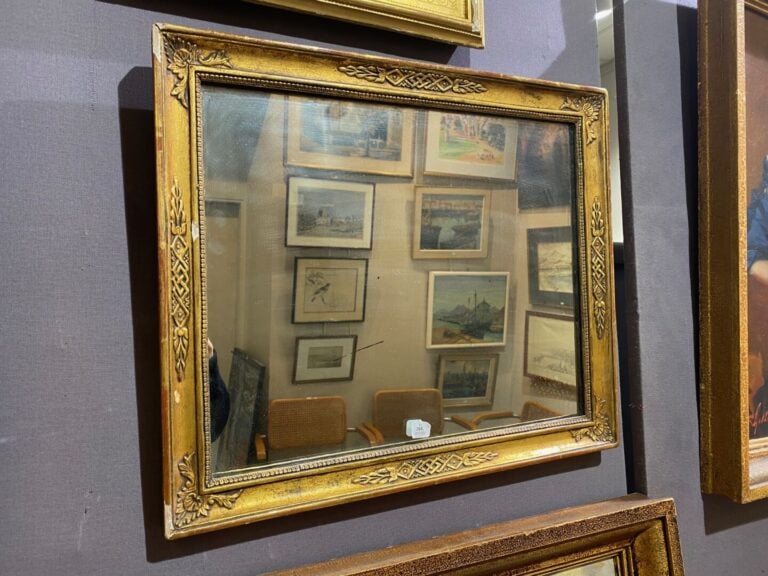 Miroir rectangulaire en bois et stuc doré à décor de frises de feuilles d'eau e…