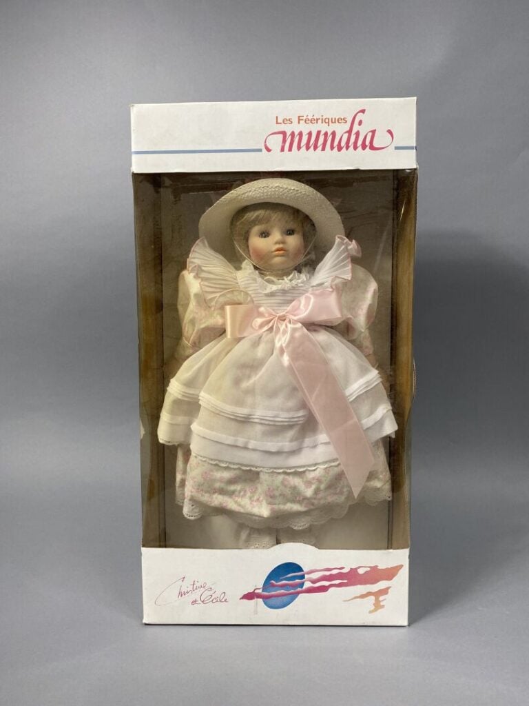 MUNDIA, Christine et Cécile - Lot de trois poupées - Dans leur boite - L'une av…