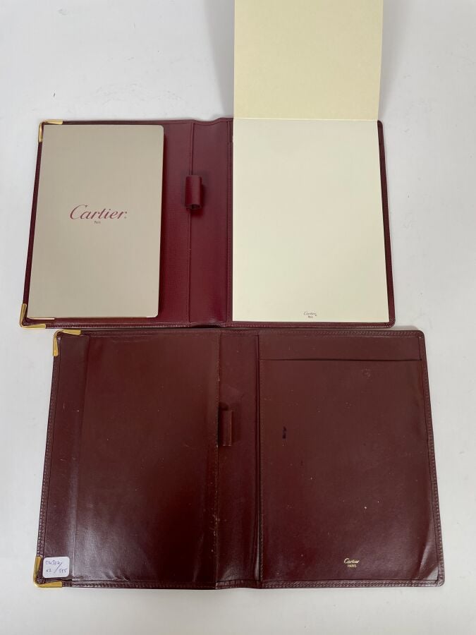MUST DE CARTIER - Deux BLOC-NOTES de bureau en cuir bordeaux (L'un avec bloc-no…