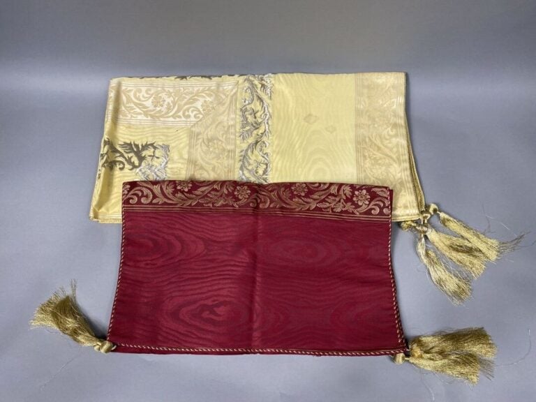 Nappe carrée en coton mélangé façonné jaune agrémenté de broderies en lurex et…