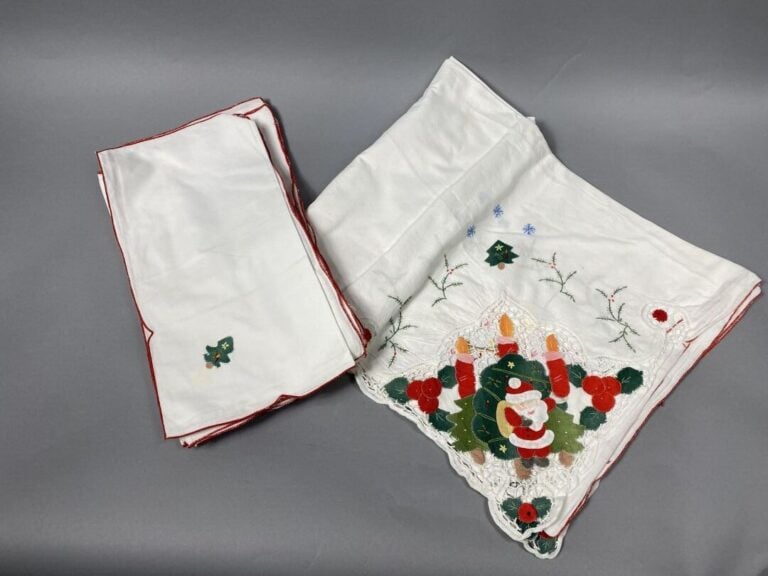 Nappe en coton blanc agrémenté de dentelle, de patchwork et de motifs brodés su…