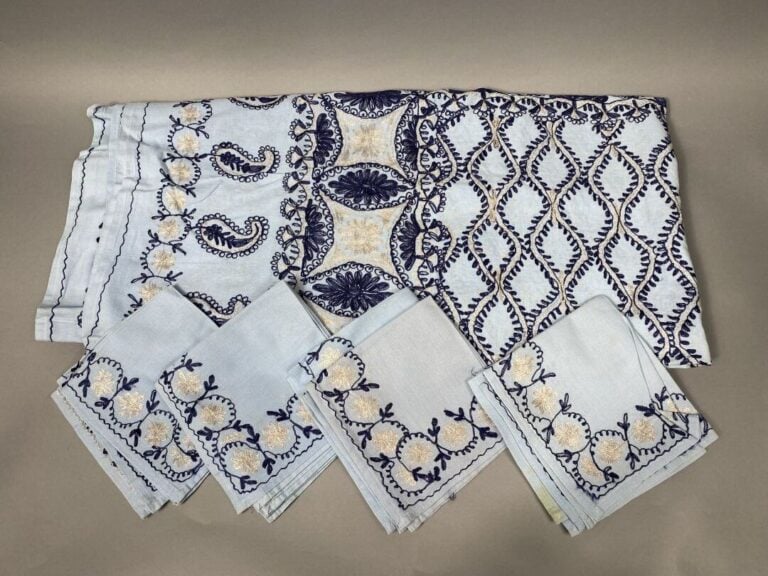 Nappe en coton bleu ciel à décor brodé de motifs floraux stylisés gris clair et…
