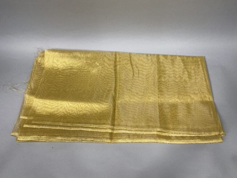 Nappe en en organdi translucide à décor brodé de lurex doré à effet de dentelle…