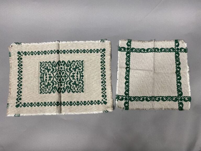 Nappe en épais coton et lin écru à décor de motifs floraux stylisés rose et mar…