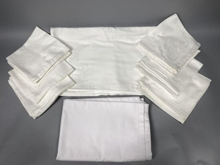 Nappe en jacquard de coton mélangé blanc à décor de médaillons, de feuillages e…