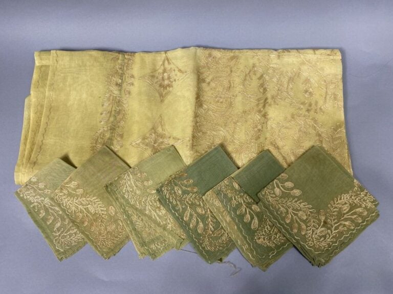 Nappe en organdi vert anis à décor brodé de motifs floraux stylisés doré. - On…