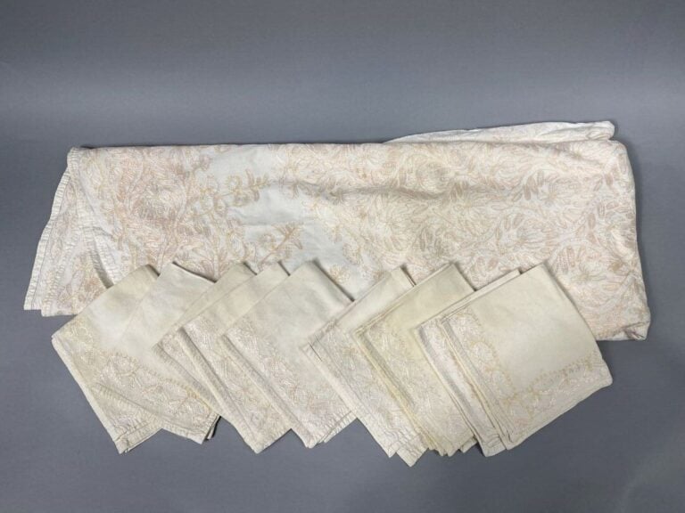 Nappe ovale en coton blanc à décor brodé d'un motif végétal stylisés blanc et r…