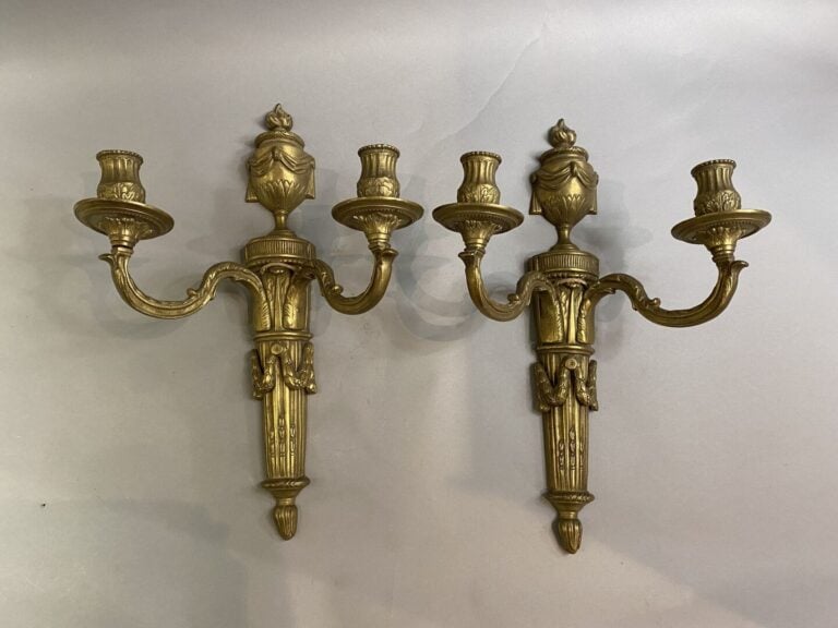 Paire d'appliques en bronze doré à décor de feuillages, le fut cannelé est orné…