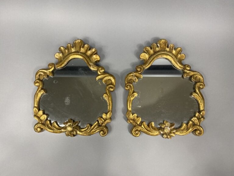 Paire de miroirs en bois mouluré et stuc doré à décor de fleurette et volutes f…