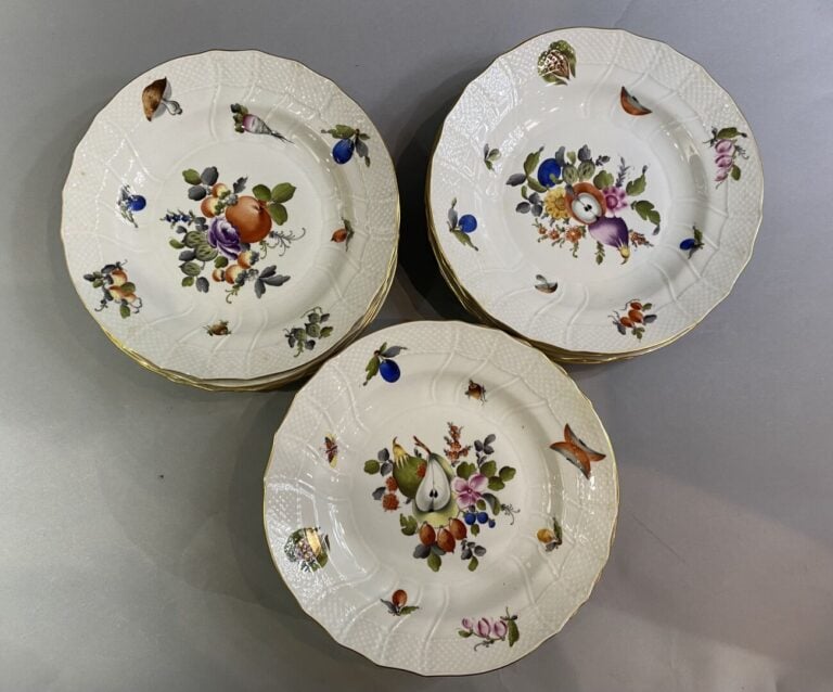 Parties de services de table divers en porcelaine à décor foral comprenant : -…