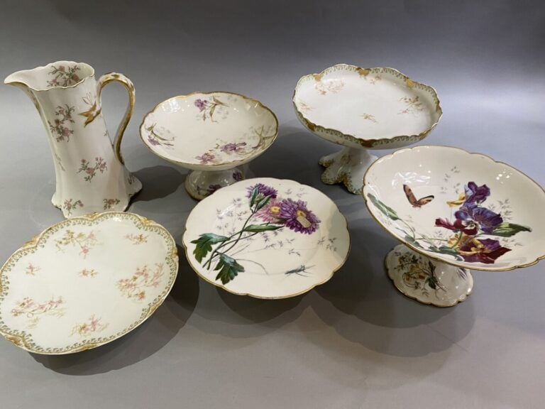 Parties de services de table divers en porcelaine à décor foral comprenant : -…