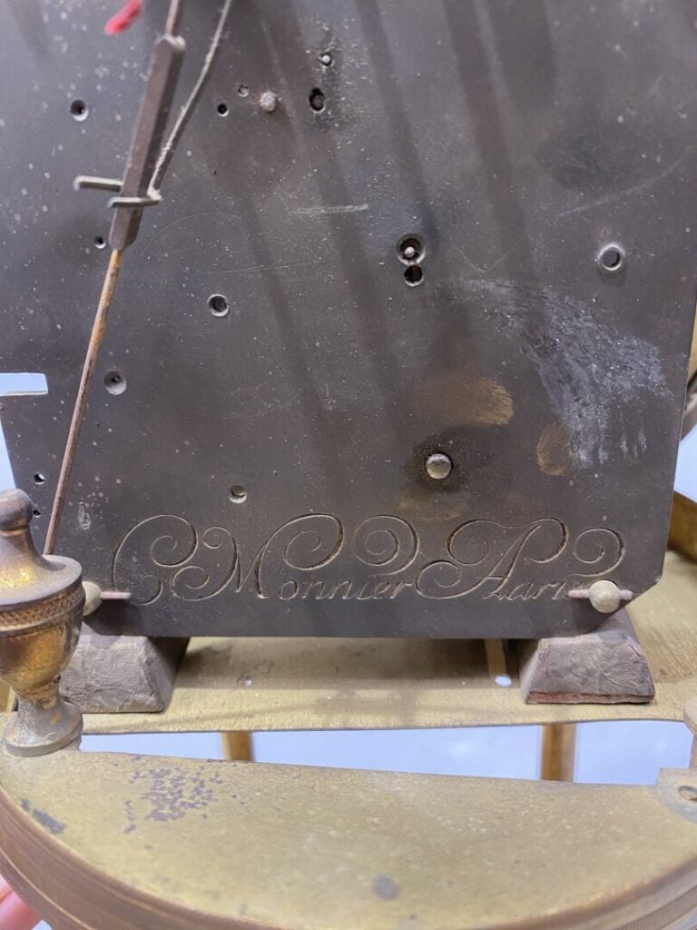 Pendule squelette en bronze doré, le cadran émaillé blanc à chiffres romains et…