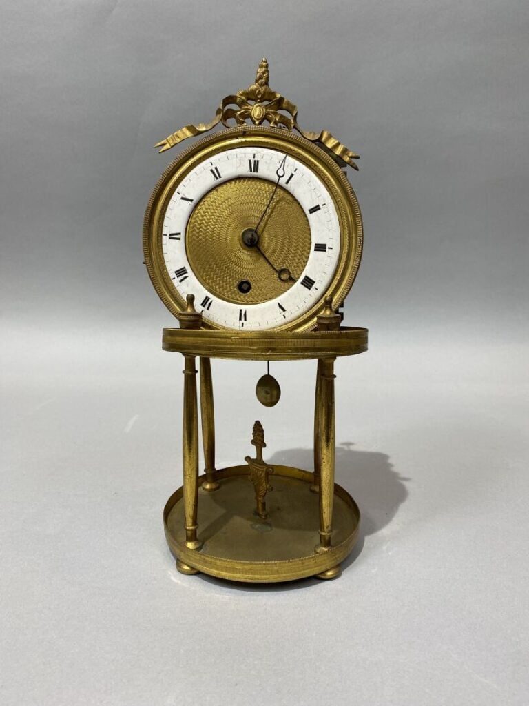 Pendule squelette en bronze doré, le cadran émaillé blanc à chiffres romains et…