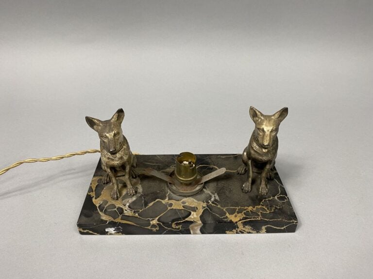 PERRINA (XXe) - Lampe en régule patiné argenté représentant deux chiens sur un…