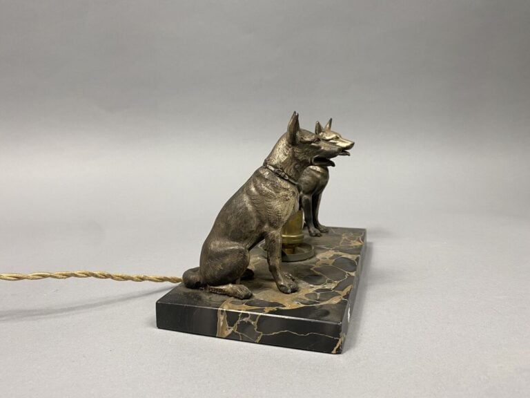 PERRINA (XXe) - Lampe en régule patiné argenté représentant deux chiens sur un…
