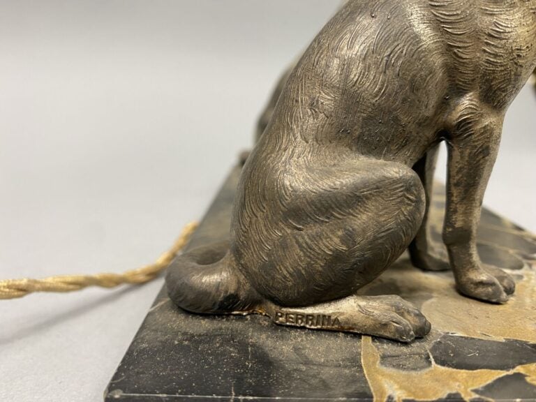 PERRINA (XXe) - Lampe en régule patiné argenté représentant deux chiens sur un…