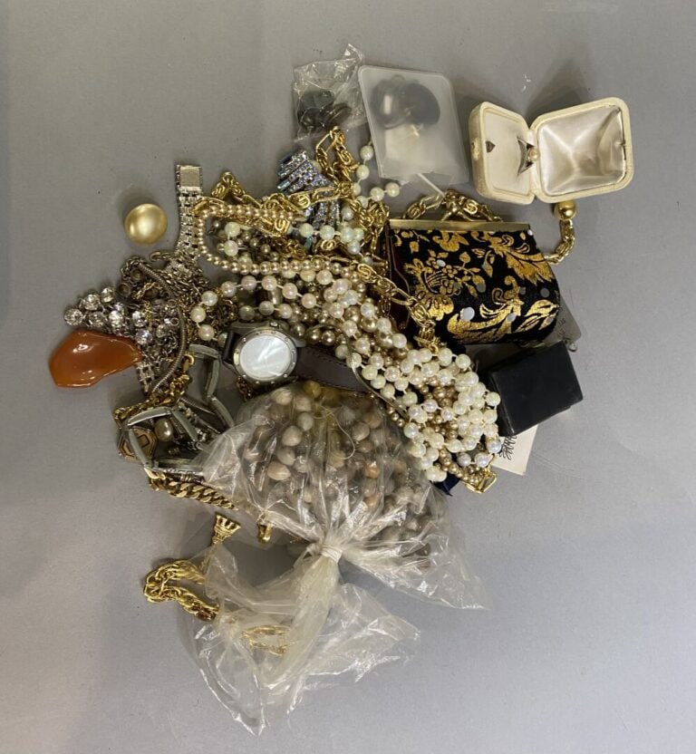Petit lot de bijoux fantaisie comprenant colliers, bracelet, bague, montre, ...…