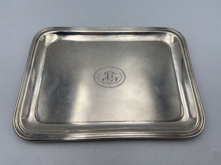 PLATEAU en argent rectangulaire monogrammé. Poinçon Minerve 1er titre. - 18,5 x…