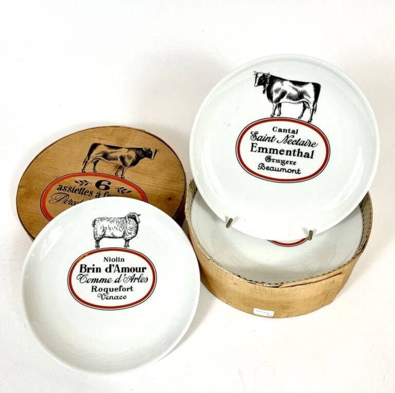 PORCELAINE D'AUTEUIL. - 6 ASSIETTES à fromage dans leur boîte ronde d'origine.…