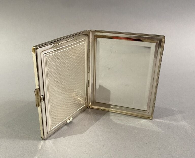 Poudrier de forme rectangulaire en argent (835) à décor guilloché - Poinçon cha…