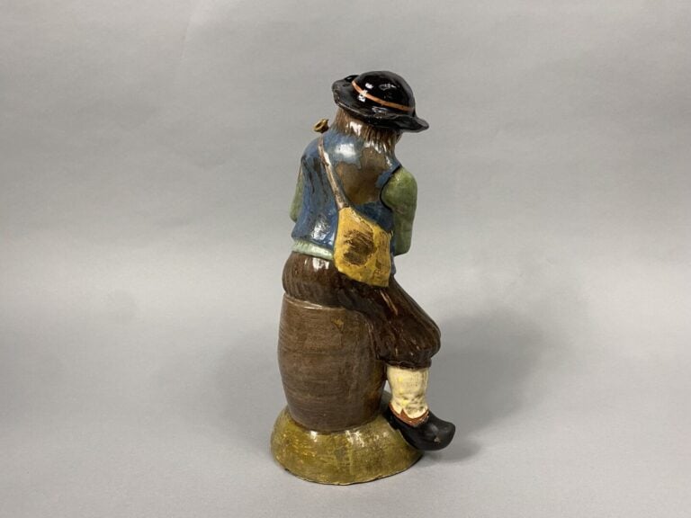 Quimper, dans le goût - Sujet en faïence émaillée polychrome représentant un jo…
