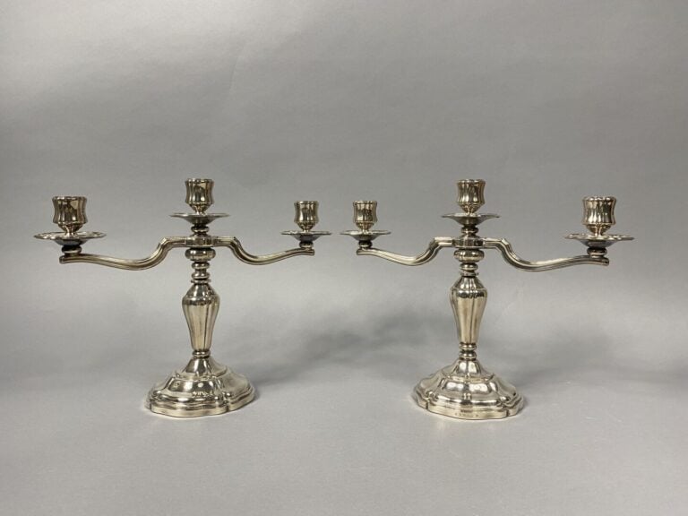 SAINT MEDARD - Paire de candélabres à trois lumières en métal argenté - Signés…