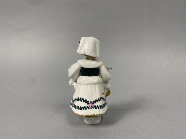 SAXE - Sujet en porcelaine à décor polychrome figurant une jeune femme tenant u…