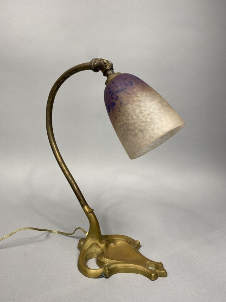 Schneider - Lampe de bureau en bronze doré et verre marmoréen dans les tons vio…