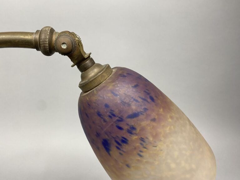 Schneider - Lampe de bureau en bronze doré et verre marmoréen dans les tons vio…