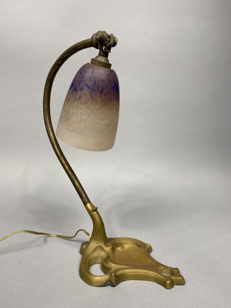 Schneider - Lampe de bureau en bronze doré et verre marmoréen dans les tons vio…