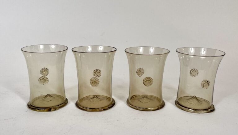 Série de 15 VERRES en verre fumé à bordure évasée à base cordée et fleurettes e…