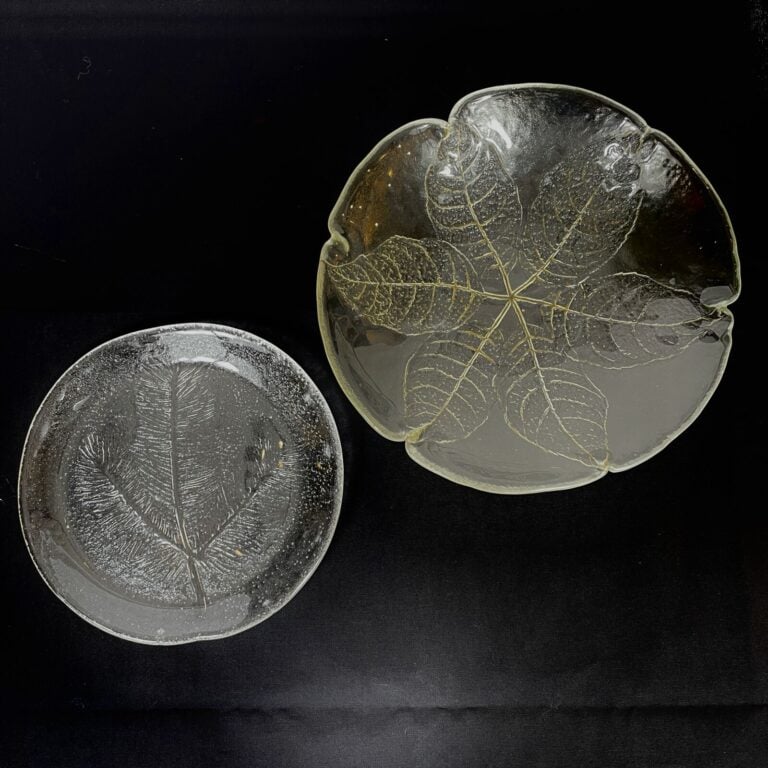 Série de 18 ASSIETTES en verre moulé en forme de poisson - 20 x 25 cm - On join…