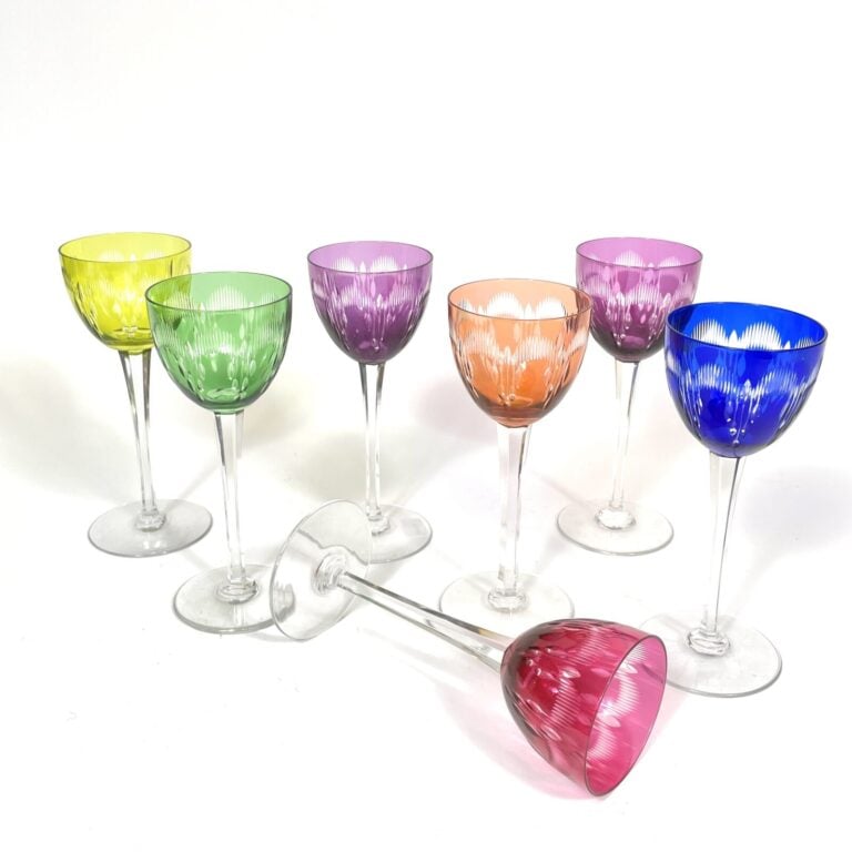 Série de 7 VERRES A PIED en cristal taillé teinté multicolore. - Hauteur : 19 c…