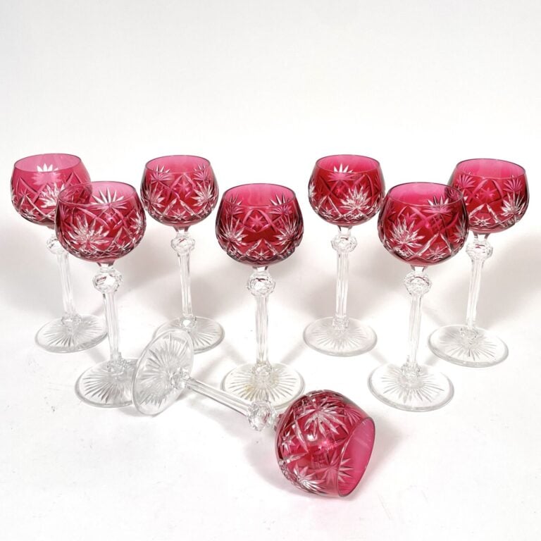 Série de 8 VERRES A PIED en cristal taillé teinté rouge. - Hauteur : 20 cm