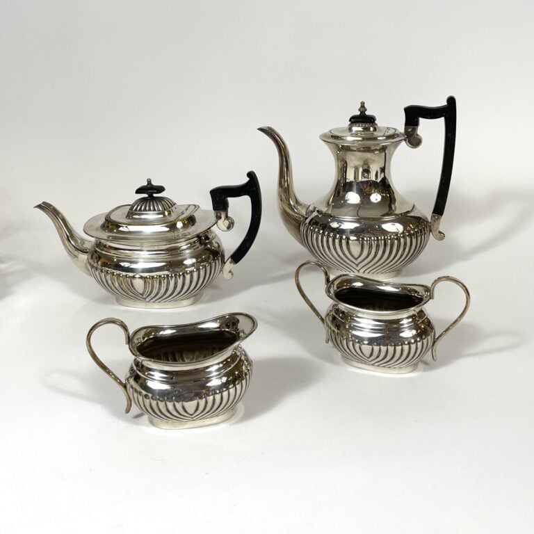 Service 4 pièces en métal anglais comprenant une théière, une cafetière, un suc…
