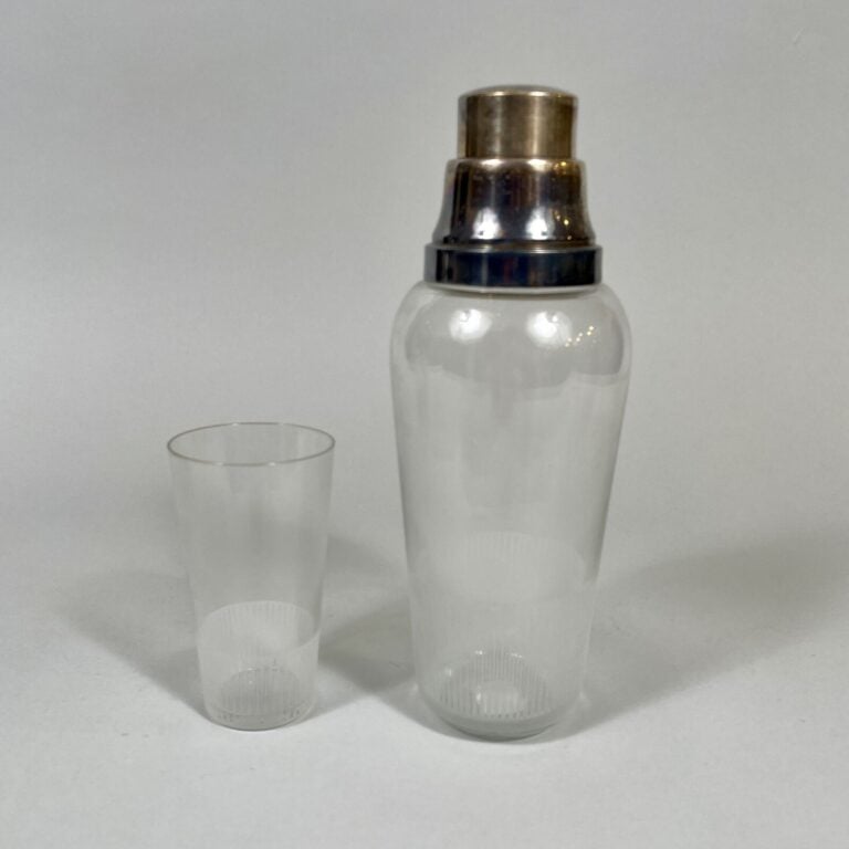 SERVICE A COCKTAIL comprenant un shaker et 8 verres à motif géométrique partiel…