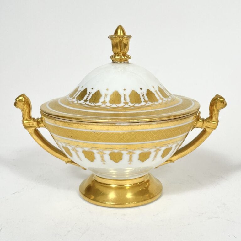 SEVRES.Petite SOUPIERE en porcelaine blanche à décor d'un "N" couronné - Hauteu…