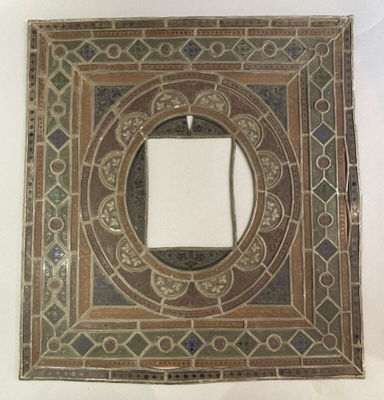 Suite de deux vitraux en verre coloré - 51.5 x 47.5 cm - (manques, acc., fentes…