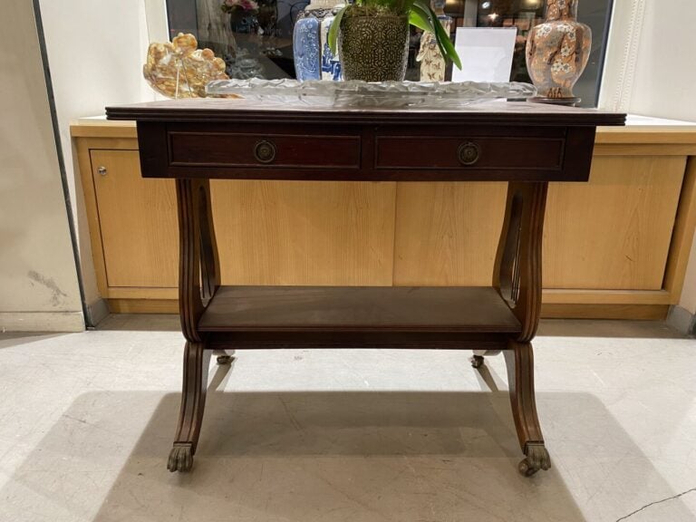 Table d'appoint en bois ouvrant par deux tiroirs en ceinture, le piètement term…