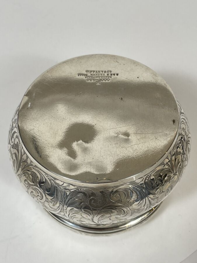 TIFFANY & Co - Une boite couverte en argent 925 0/00 gravé à décor de fleurs et…