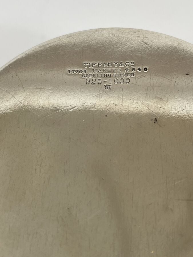 TIFFANY & Co - Une boite couverte en argent 925 0/00 gravé à décor de fleurs et…