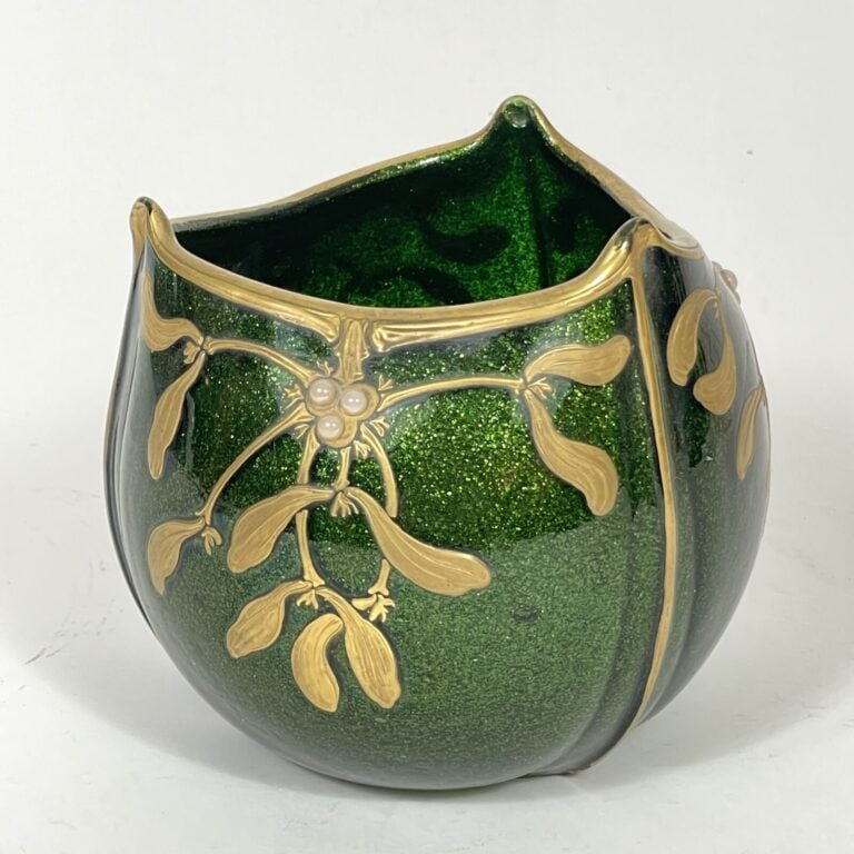 VASE de forme trilobée en verre irisé vert à motif doré figurant des branches d…