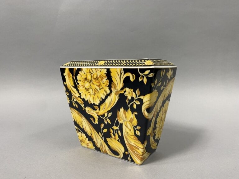 VERSACE & ROSENTHAL - Vase "Vanity" de forme rectangulaire en porcelaine polych…