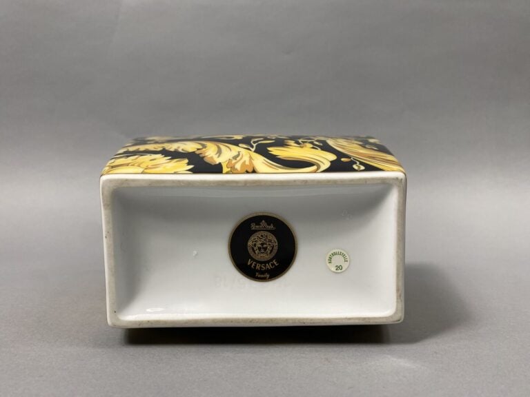 VERSACE & ROSENTHAL - Vase "Vanity" de forme rectangulaire en porcelaine polych…