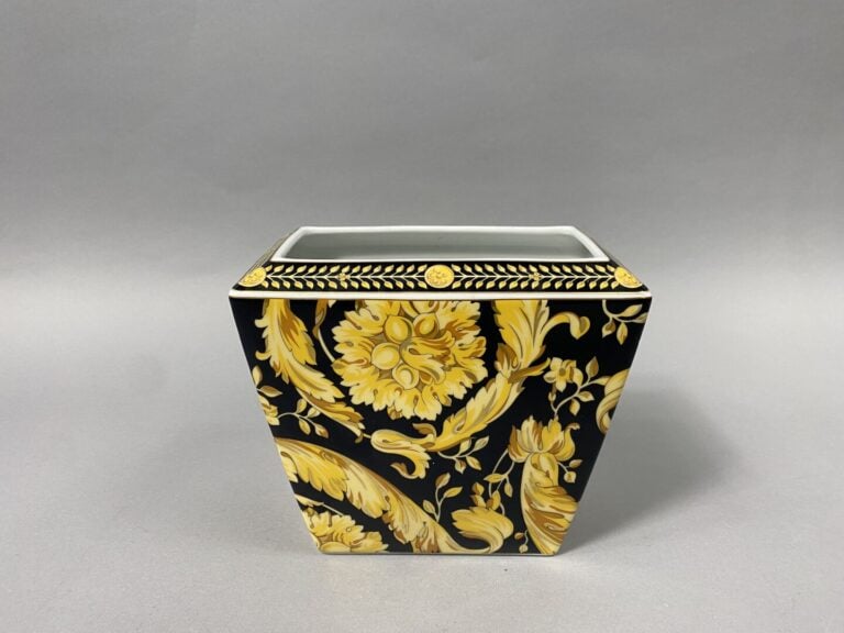 VERSACE & ROSENTHAL - Vase "Vanity" de forme rectangulaire en porcelaine polych…