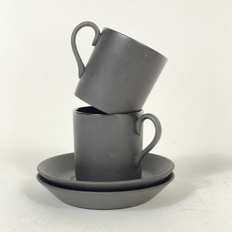 WEDGWOOD - Ensemble de 12 TASSES A CAFE de couleur noire et leur sous-tasse