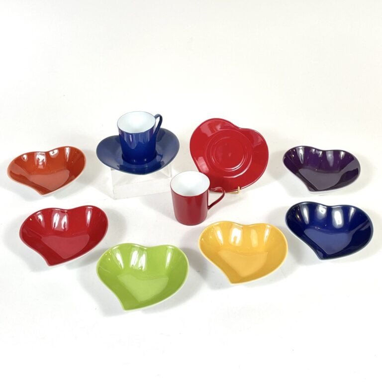 YVES SAINT LAURENT MAISON - SERVICE A CAFE "Cœur" en porcelaine comprenant 6 TA…
