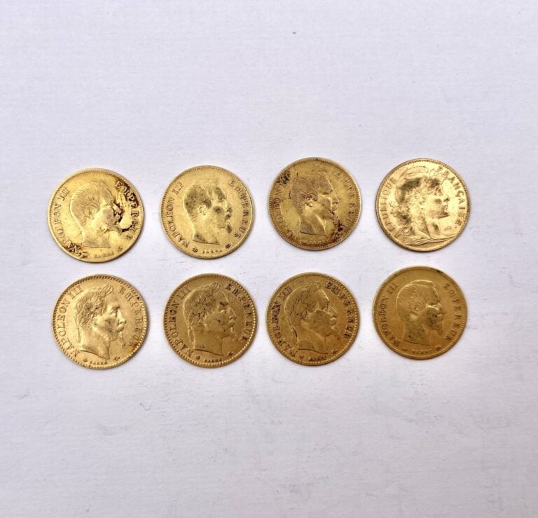 8 pièces de 10 francs or comprenant : - - 4 pièces Napoléon III tête nue - -2x1…