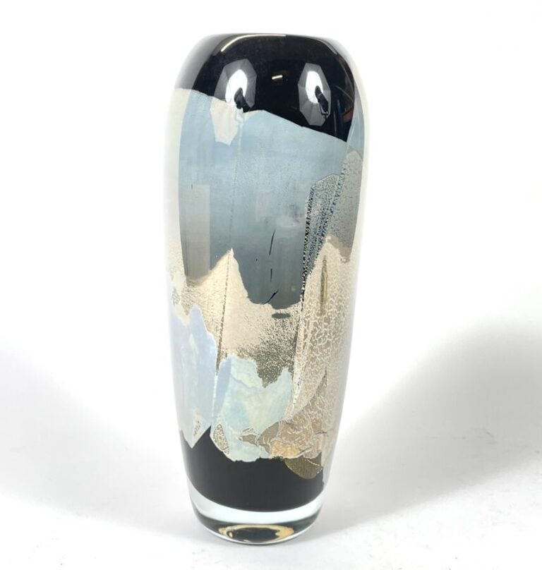 AGOSTINHO - Grand VASE de forme obusale en verre doublé noir et oxydations méta…