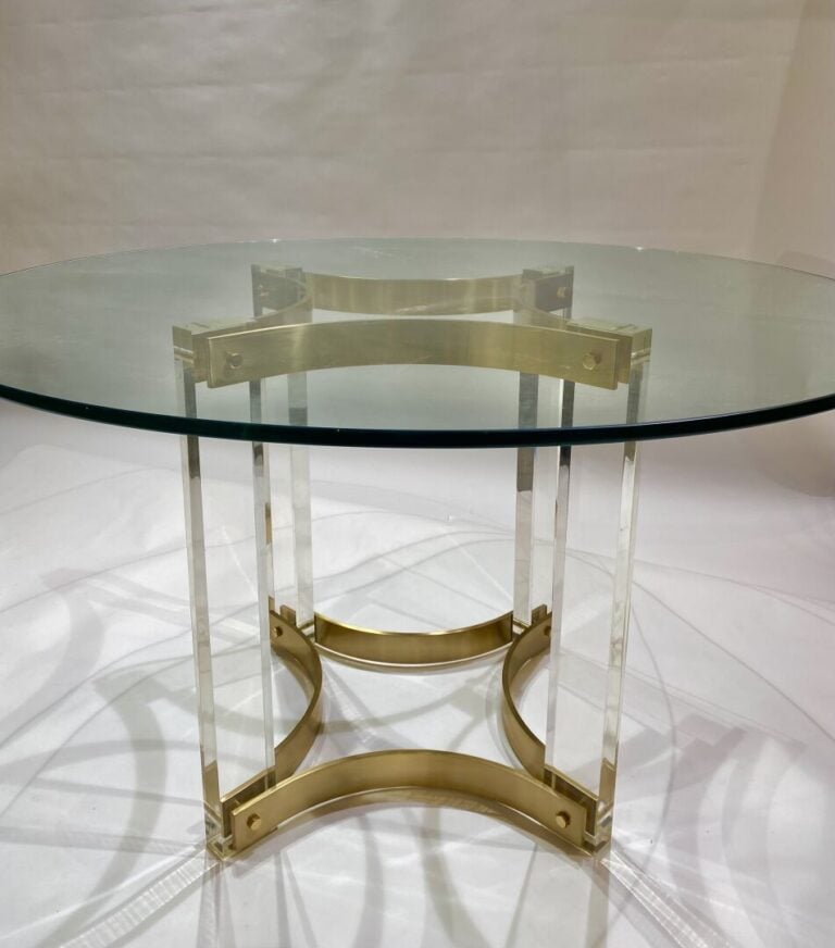 Alessandro ALBRIZZI, dans le goût - Table ronde composée de quatre colonnes en…